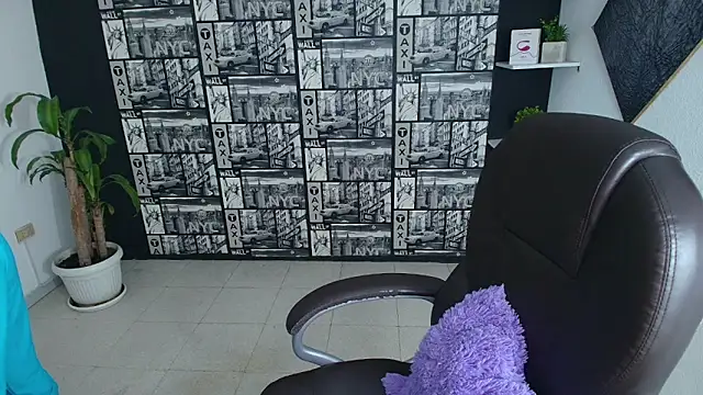 EmiGomez  online show from September 18, 2025, 1:35 pm