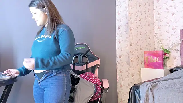 AvrillThomas online show from October 13, 2025, 3:34 pm