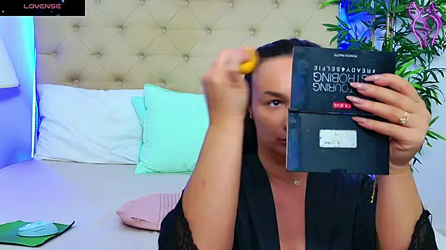 Snapshot of DaliyaArabian chatting on October 6, 2025, 12:13 pm DaliyaArabian online show from October 6, 2025, 12:13 pm