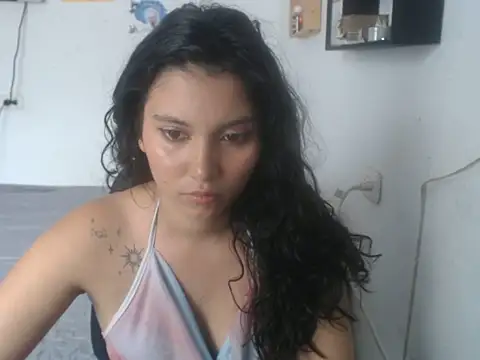 HannaKlein online show from November 18, 2025, 6:01 pm