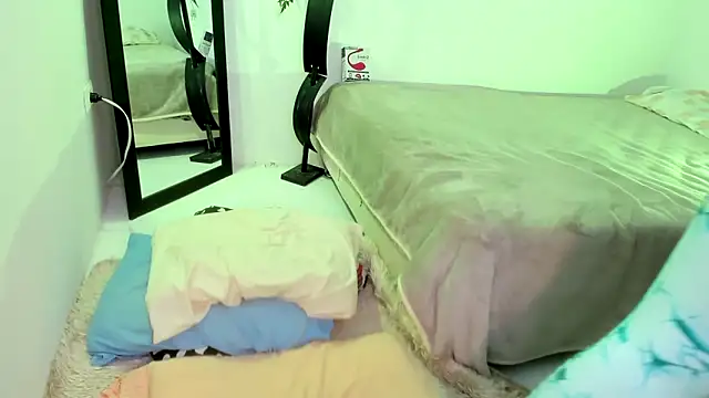 Elle Lee  online show from December 20, 2024, 5:14 am