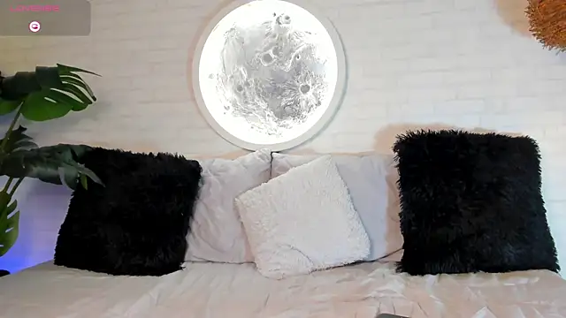 Snapshot of Elise_Diamond chatting on February 5, 2025, 1:37 am Elise Diamond online show from February 5, 2025, 1:37 am