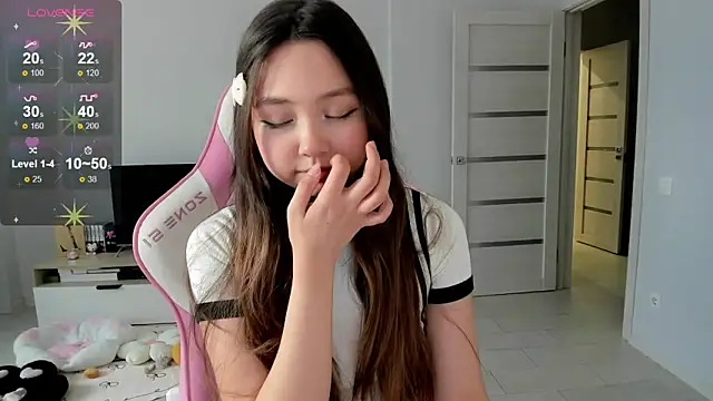 Snapshot of Fluffy_Rose chatting on May 13, 2026, 4:21 am Fluffy Rose online show from May 13, 2026, 4:21 am