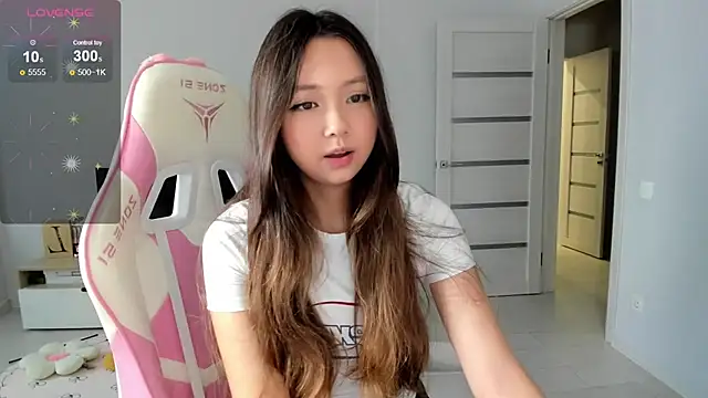 Snapshot of Fluffy_Rose chatting on July 28, 2026, 1:23 am Fluffy Rose online show from July 28, 2026, 1:23 am