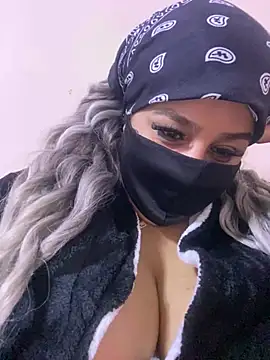 Snapshot of mari_layali chatting on December 15, 2024, 2:19 am mari layali online show from December 15, 2024, 2:19 am