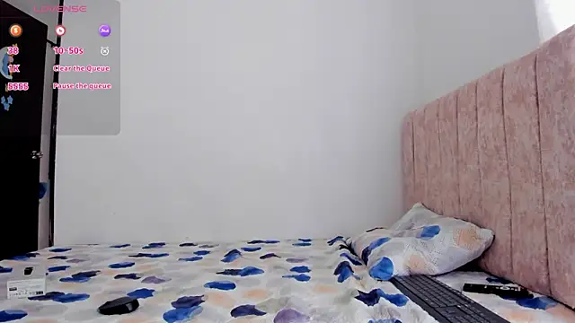 lizziemontana2 online show from June 3, 2026, 7:41 pm