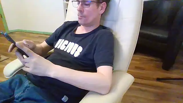 Snapshot of Minm666 chatting on January 1, 2025, 10:24 pm Minm666 online show from January 1, 2025, 10:24 pm