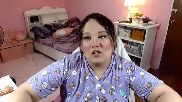 GiannaLopezSmith online show from November 18, 2025, 3:49 pm