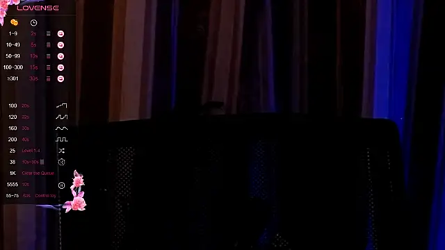 Snapshot of Laura_Bess chatting on October 1, 2025, 9:43 pm Laura Bess online show from October 1, 2025, 9:43 pm