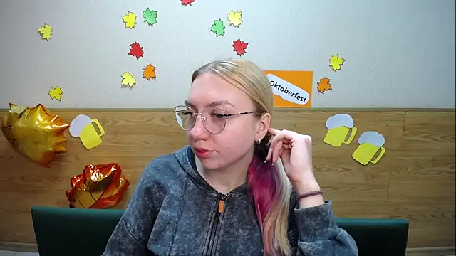 Snapshot of BeatriceFly chatting on September 19, 2025, 11:55 am BeatriceFly online show from September 19, 2025, 11:55 am