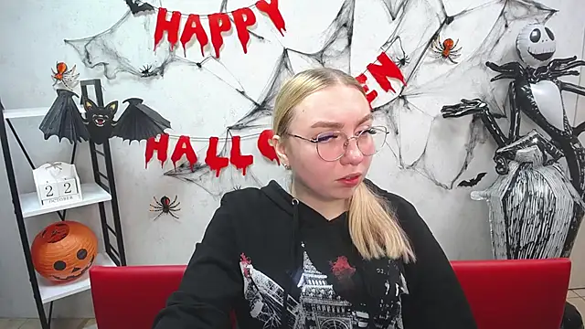 Snapshot of BeatriceFly chatting on October 22, 2025, 12:27 pm BeatriceFly online show from October 22, 2025, 12:27 pm