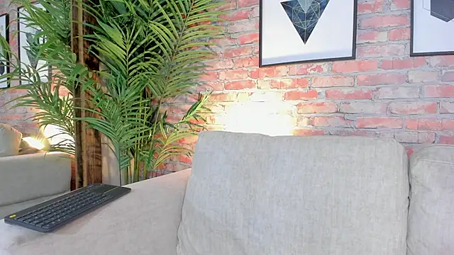 DahianaWalcott online show from March 18, 2025, 8:15 pm