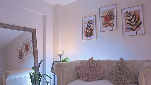 DahianaWalcott online show from April 13, 2026, 7:19 pm