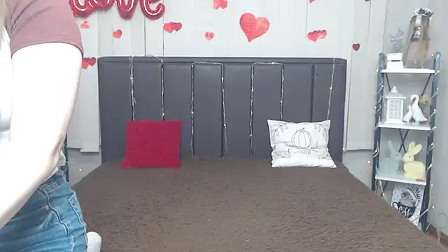 LauraHlot online show from May 13, 2026, 5:49 am