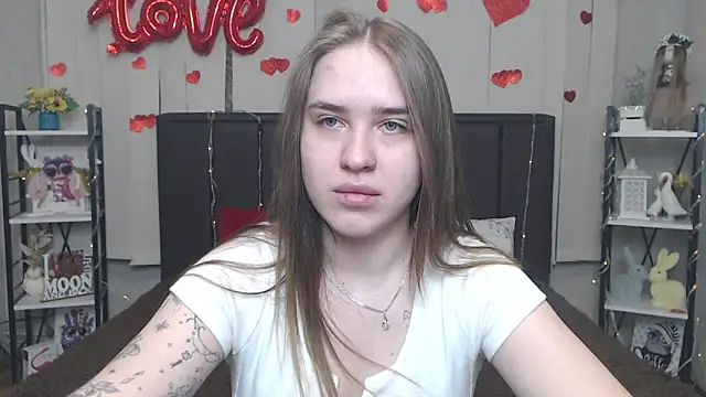 LauraHlot online show from May 19, 2026, 6:20 am