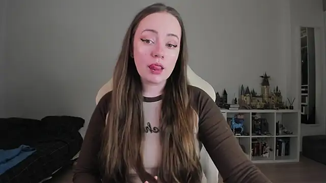 WalkingGirl online show from February 11, 2026, 11:32 pm