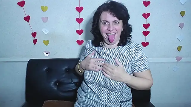 Snapshot of LuciaMii chatting on February 1, 2025, 9:40 pm LuciaMii online show from February 1, 2025, 9:40 pm