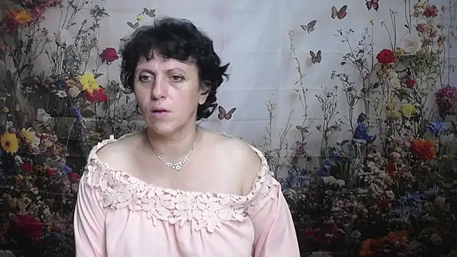 Snapshot of LuciaMii chatting on September 19, 2025, 5:13 pm LuciaMii online show from September 19, 2025, 5:13 pm