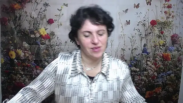 Snapshot of LuciaMii chatting on September 22, 2025, 5:09 am LuciaMii online show from September 22, 2025, 5:09 am
