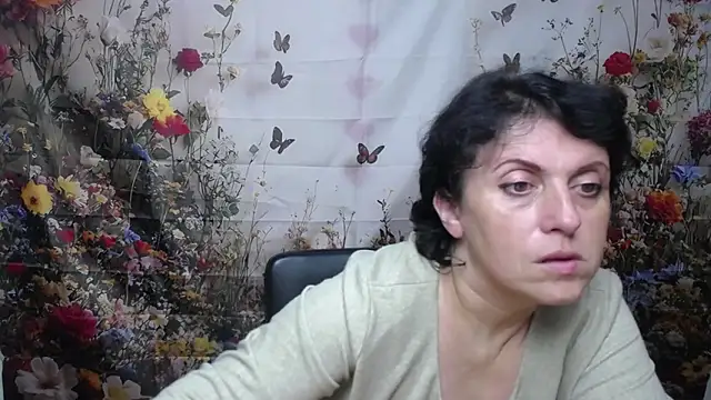 Snapshot of LuciaMii chatting on October 7, 2025, 4:59 pm LuciaMii online show from October 7, 2025, 4:59 pm