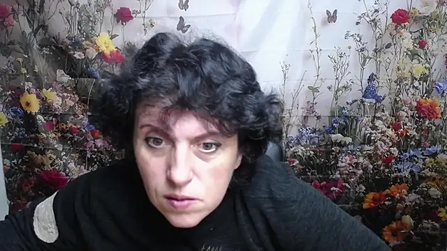 Snapshot of LuciaMii chatting on October 10, 2025, 5:06 am LuciaMii online show from October 10, 2025, 5:06 am