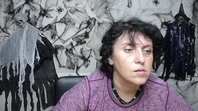 Snapshot of LuciaMii chatting on October 19, 2025, 5:02 pm LuciaMii online show from October 19, 2025, 5:02 pm