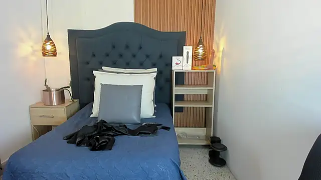 SARA STONE17 online show from September 28, 2025, 12:32 pm