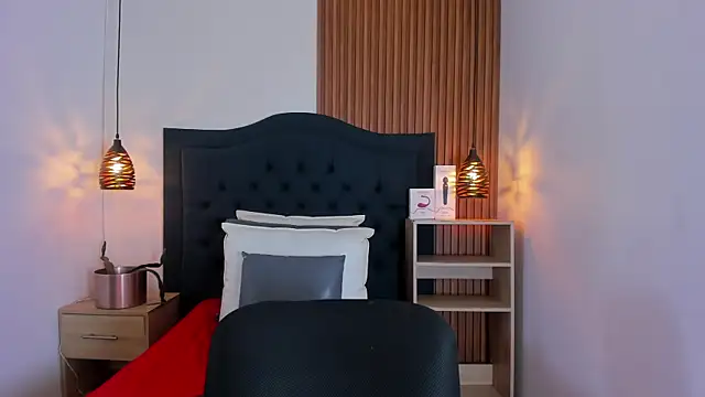 SARA STONE17 online show from September 29, 2025, 11:37 am