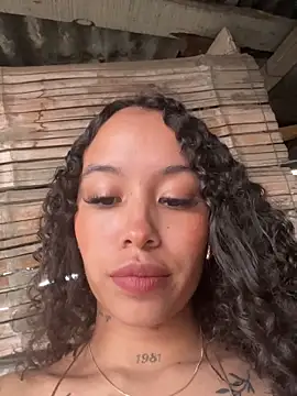 MarieLeon online show from December 18, 2025, 9:32 pm