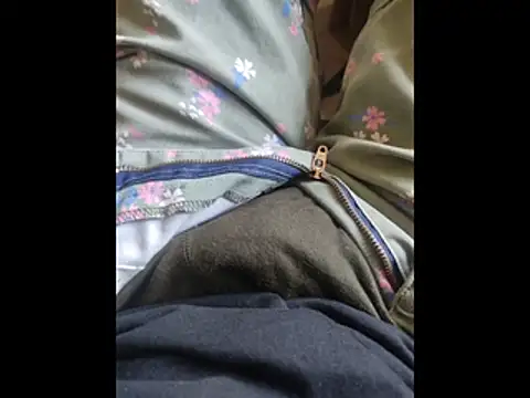 Snapshot of boy_BeardGallery chatting on December 18, 2025, 5:24 am boy BeardGallery online show from December 18, 2025, 5:24 am