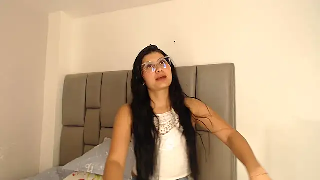 cloehonney online show from April 1, 2026, 10:51 pm