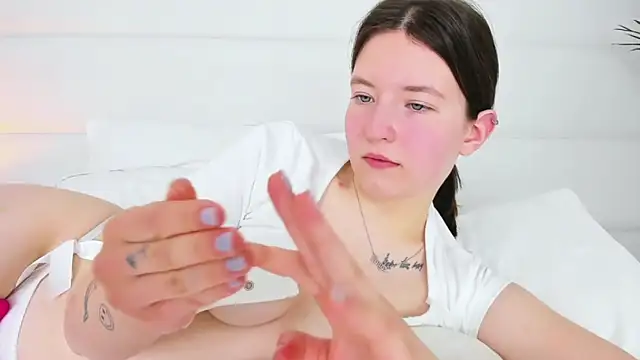 MoonAngelic online show from March 13, 2025, 6:48 am