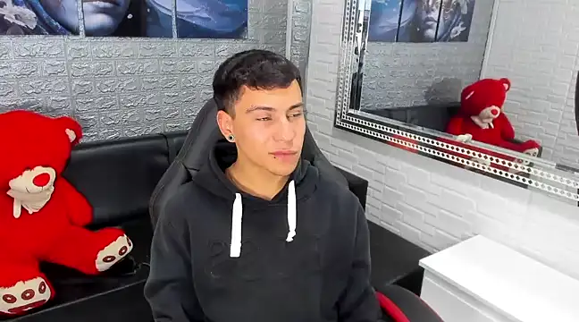 salvadorgomezx online show from February 16, 2025, 1:27 pm