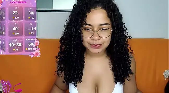 VitoriaFernandes online show from February 13, 2025, 6:27 pm