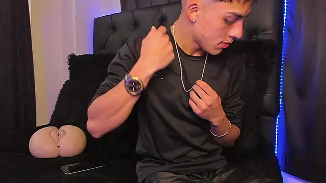 James1lee  online show from January 12, 2025, 9:51 pm