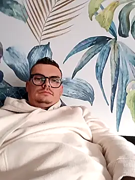 Snapshot of GLouglou19 chatting on September 13, 2025, 3:56 pm GLouglou19 online show from September 13, 2025, 3:56 pm