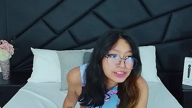 Snapshot of Yommi_Winx chatting on January 11, 2025, 1:48 am Yommi Winx online show from January 11, 2025, 1:48 am