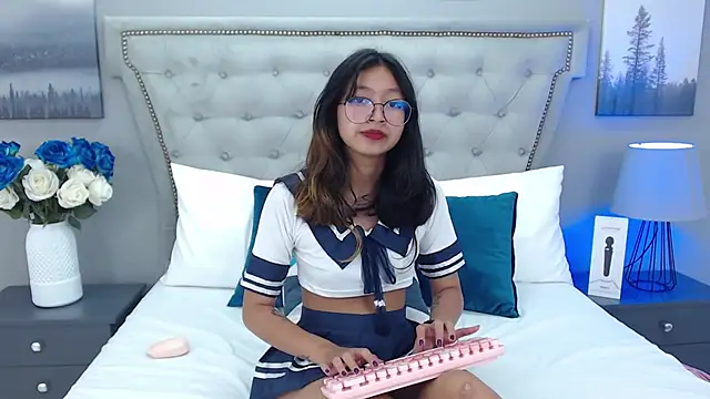 Snapshot of Yommi_Winx chatting on January 15, 2025, 1:34 am Yommi Winx online show from January 15, 2025, 1:34 am