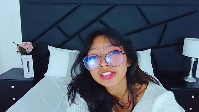 Snapshot of Yommi_Winx chatting on February 7, 2025, 6:45 am Yommi Winx online show from February 7, 2025, 6:45 am