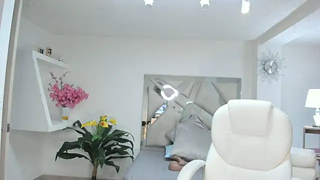 kendaall jenner  online show from February 1, 2025, 10:37 am