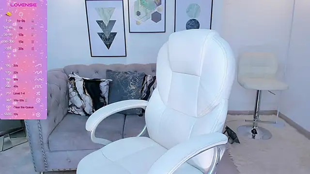 kendaall jenner  online show from February 28, 2025, 5:15 am