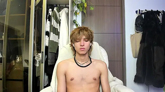 santy-kitty online show from February 27, 2025, 6:50 am