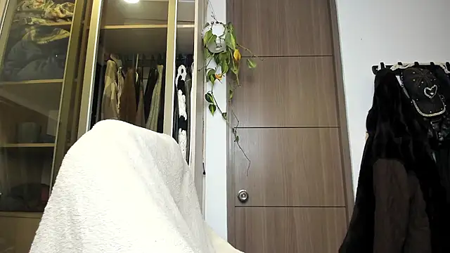 santy-kitty online show from March 2, 2025, 3:24 am