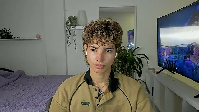 santy-kitty online show from September 23, 2025, 11:41 pm