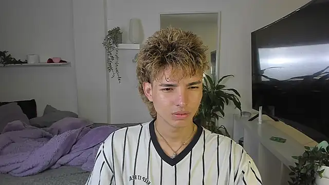 santy-kitty online show from October 28, 2025, 1:09 am