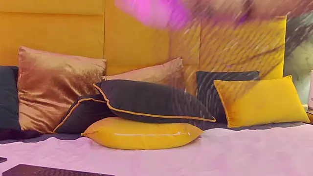 GiuliaHarvey online show from February 26, 2025, 3:32 am