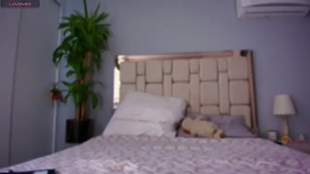 auroracaruso11 online show from January 9, 2025, 7:40 pm