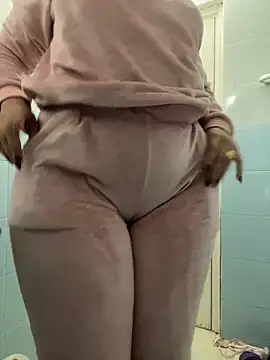 Snapshot of Layla-daloua chatting on February 6, 2026, 8:56 pm Layla-daloua online show from February 6, 2026, 8:56 pm