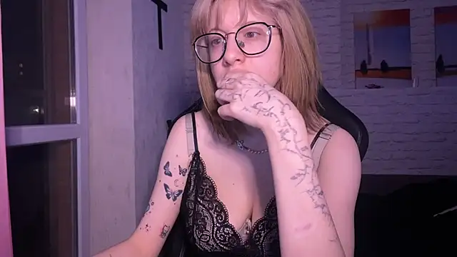 moundliicht1 online show from February 28, 2025, 6:41 pm