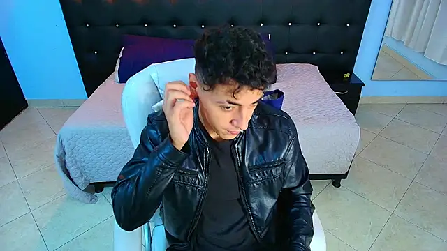 Snapshot of Lobo_17_ chatting on January 11, 2025, 3:44 am Lobo 17 online show from January 11, 2025, 3:44 am